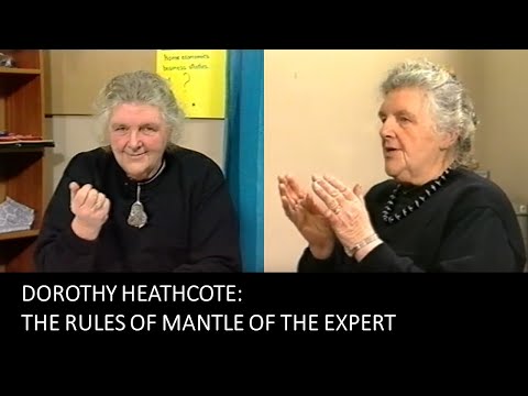 Η Dorothy Heathcote [Ντόροθυ Χήθκοτ] εξηγεί τους κανόνες του «μανδύα του ειδικού», της πλέον διαδεδομένης διδακτικής εφαρμογής του εκπαιδευτικού δράματος, όπου η τάξη λειτουργεί ως ομάδα ειδικών που έχει αναλάβει παραγγελία. 
