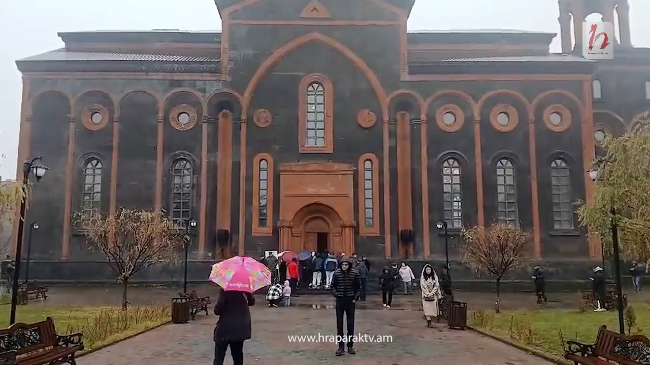 Ամենափրկչի զանգերը չեն դադարում. թեմի հոգևորականներն այնտեղ են