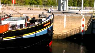 preview picture of video 'Boat Lift Sluis Heel in the Netherlands lowers the Volharding'