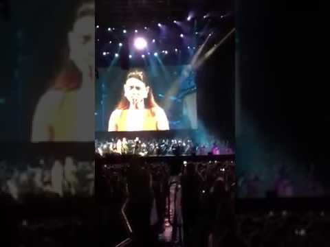 Paula Fernandes da o maior vexame ao esquecer a letra com André Bocelli.