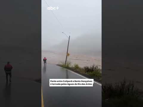 Ponte entre Cotiporã e Bento Gonçalves é tomada pelas águas do Rio das Antas