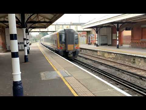 South-western railway 444039 and 444035 passing Christchurch, 22/12/2021.￼