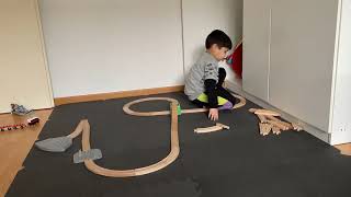 Ozan ikea treni yapıyor (Ozan plays with ikea train set)