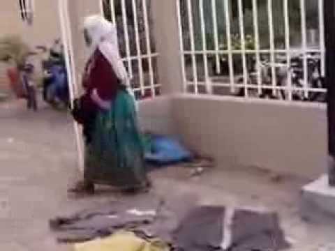 مشهد مؤلم صرخات الظلم والحكرة لأم عجوز نصب على سكنها من طرف مافيا العقار بالمغرب