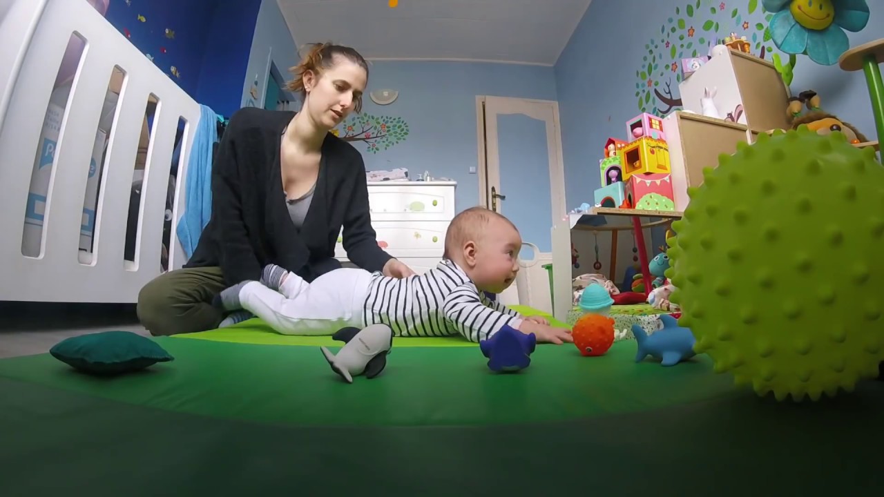 Comment aider bébé à se retourner