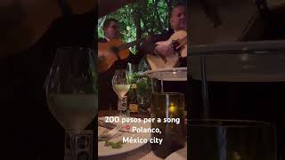 メキシコシティで夜ご飯を食べていたらテーブルの前で歌い始めた!一曲当たり200ペソ(約2,000円)を要求され、現金無いよと言うとカードで払わされました💳