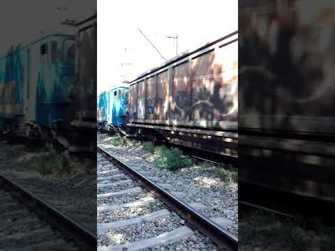 Tren marfar servtrans trece cu locomotiva EA 882