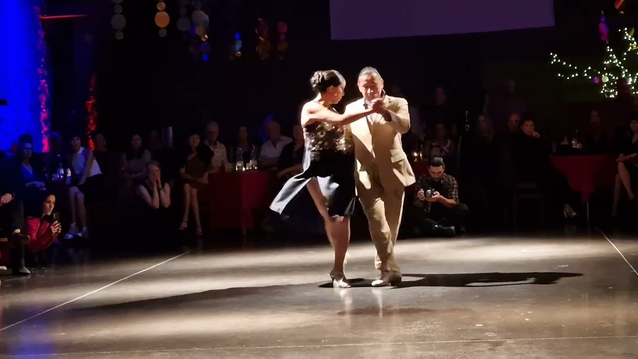 Roque Castellano e Giselle Gatica em 24/11/22. No Milongueros All Aboard.  2/4