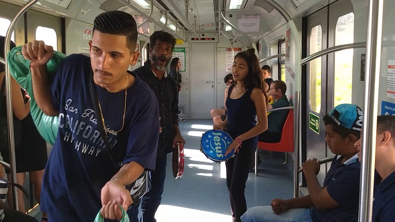 Raio de Sol e karolzinha cantando o pobre e o rico no trem