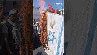 حرق العلم الإسرائيلي في مسيرة الرباط تضامنا مع غزة thumbnail