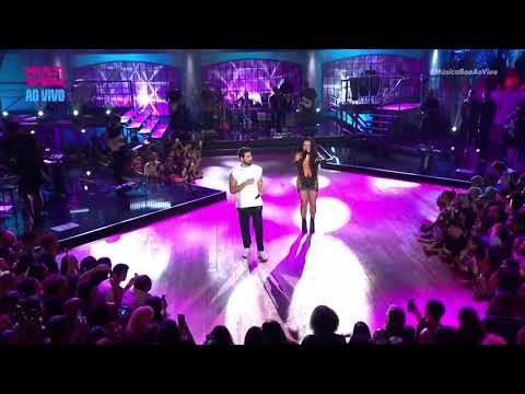 Gloria Groove e Gustavo Mioto cantando "Enrosca" no Música Boa Ao Vivo