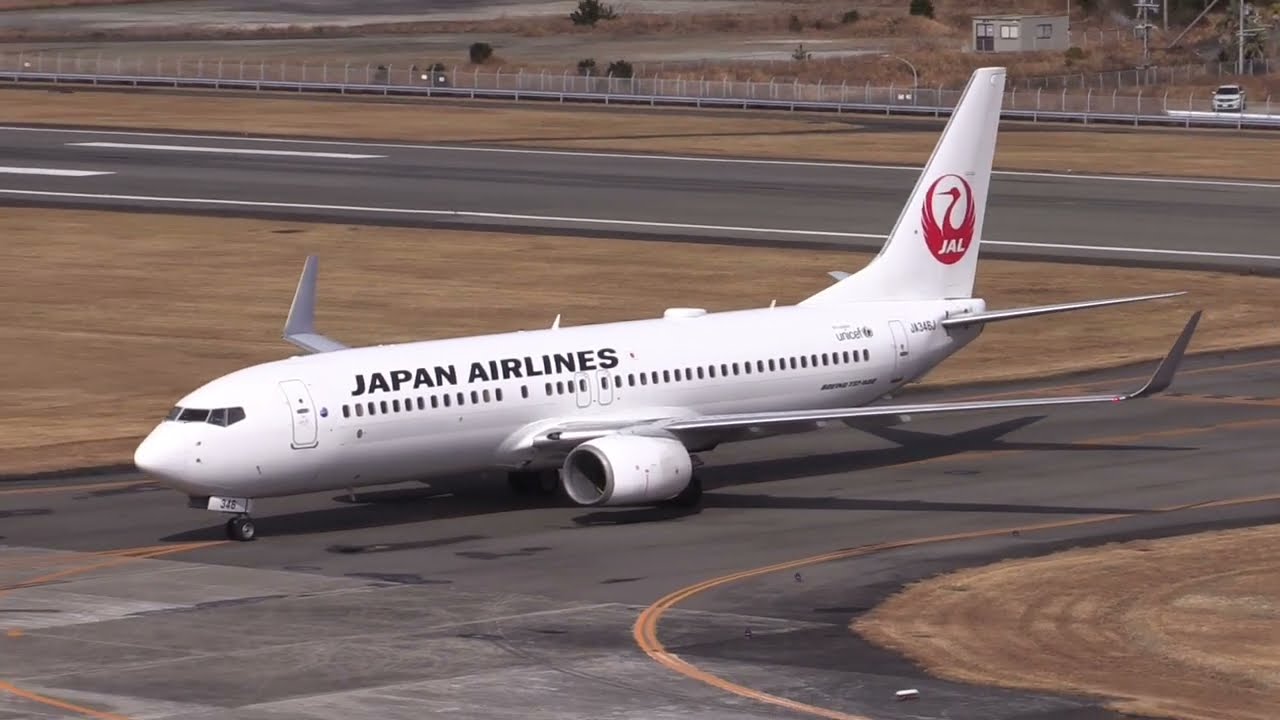 JAL Boeing 737-846 JA346J Landing at Nanki-Shirahama 