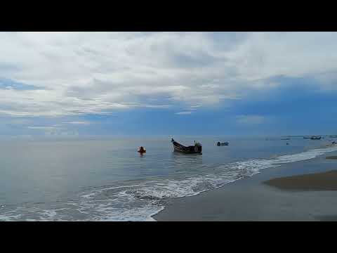 Keseruan Bermain ATP di Pinggir Pantai Pelangi Idi Rayeuk Aceh  Dengan Pemandangan Laut Yang Indah