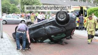 preview picture of video 'Auto op zijn dak na verkeersongeval in Santpoort-Noord'