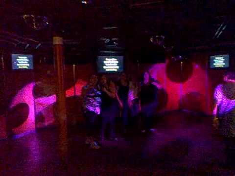 peta in en pinne i brasan