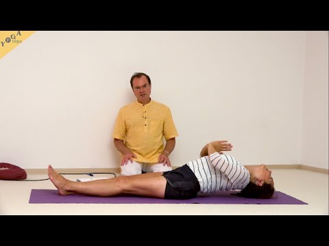Fisch in Namaste-Haltung oberhalb der Brust - Yoga Asana Lexikon