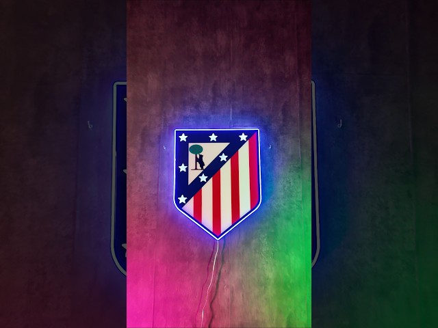 Vídeo relacionado con Atletico de Madrid Bufanda oficial, con escudo bordado y diseño clásico rojiblanco, ideal para animar en el estadio o lucir en invierno.