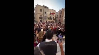 "Posso cantare per voi?" La sorpresa di Alfa a una coppia di sposi a Bari