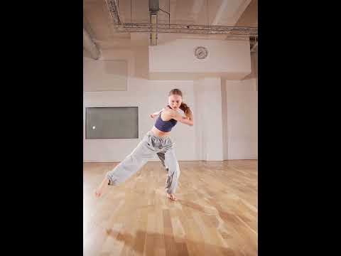 « Voyage Voyage » musique: ESTL chorégraphie : Sabrina Lonis