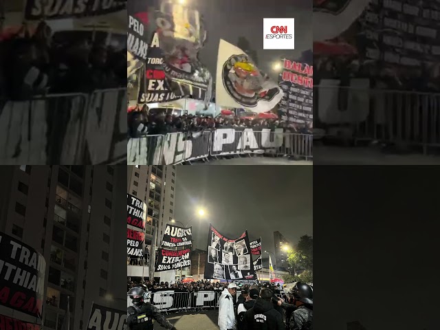 Torcida do Corinthians protesta no Parque São Jorge | CNN ESPORTES
