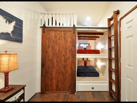 32' Tiny House Has BUILT-IN BUNK BEDS FOR THE KIDDOS
