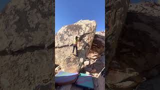 Video thumbnail of Peruvian Flake, V2. Red Rocks