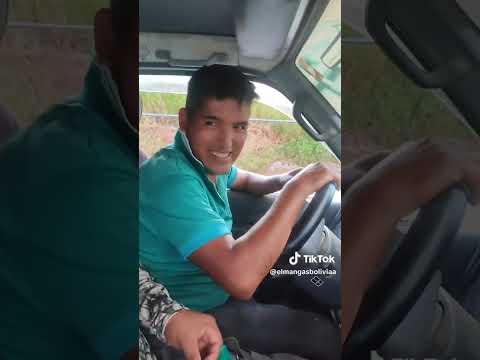 Cruzando el río Boca San Gabriel Villa Tunari Trópico de Cochabamba. 