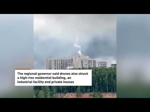 Vụ nổ từ cuộc tấn công bằng drone làm nắp nhà máy lọc dầu Moscow văng tung tóe (Drone strike blast sends lid flying off Moscow refinery)
