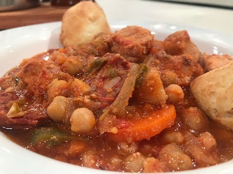 Guiso de garbanzos, cerdo y chorizo con pan