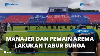 Manajer dan Pemain Arema FC Lakukan Tabur Bunga di Stadion Kanjuruhan, Kabupaten Malang