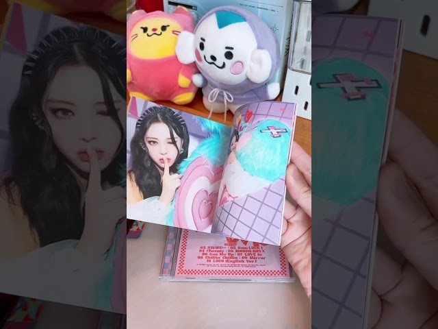 Vídeo relacionado con ITZY - [Edición especial] Crazy In Love The 1st Album + Juego de tarjetas de fotos adicionales (versión de caja de joya), morado