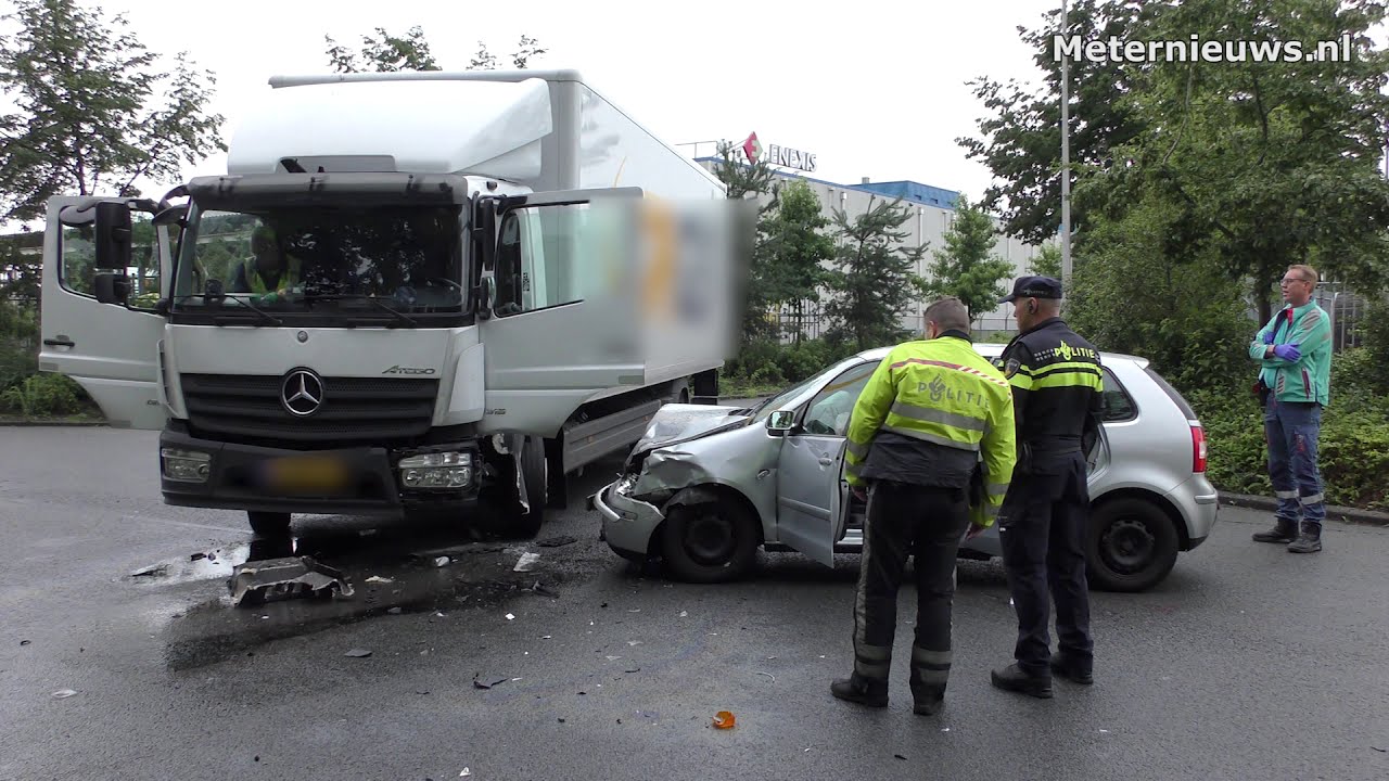 Personenauto en vrachtwagen botsen in Hoogeveen (Video ...