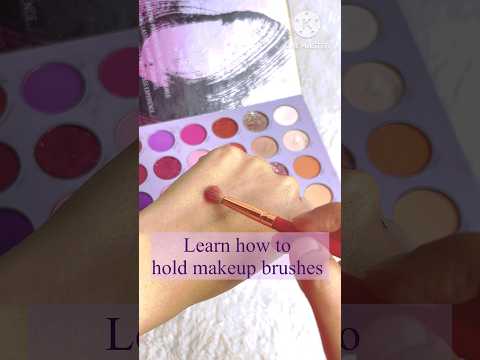 Life Changing Makeup Hack || How to Hold Blending Brushes #makeuphacks #blendingtechnique #makeup
