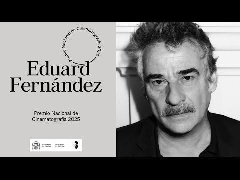 Eduard Fernández se pone un pañuelo palestino al recoger el Premio Nacional