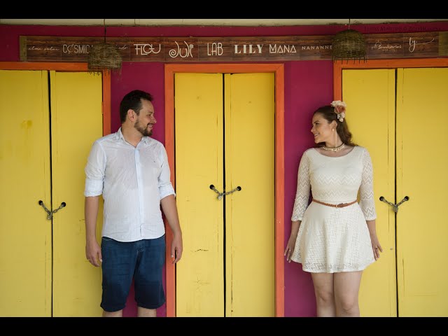 ensaio pre wedding casal encostado em portas antigas'