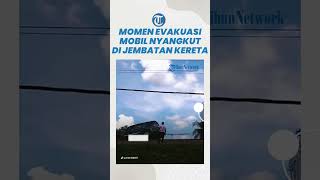 Momen Evakuasi Fortuner yang Nyangkut di Jembatan Kereta Api, Ditarik Lokomotif & Digulingkan Warga