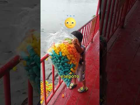 Добросърдечното момче нахрани рибите! 🐟❤️