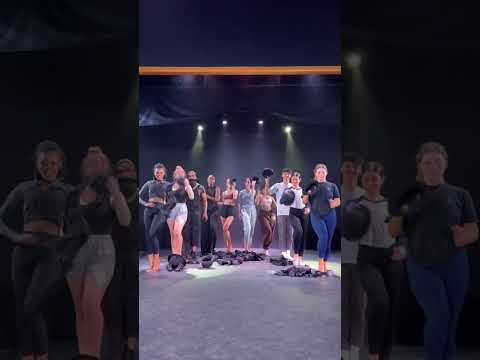 this dance troupe is so in sync! ✨🩰 credits to wtschool #jazzdance