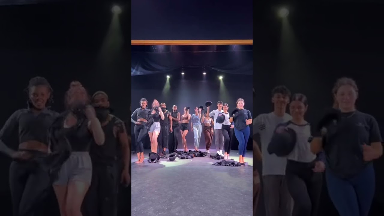 this dance troupe is so in sync! ✨🩰 credits to wtschool #jazzdance