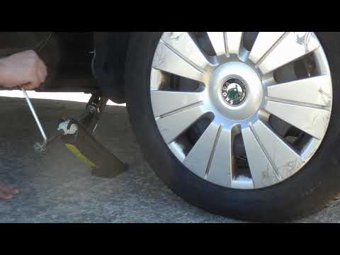 Cómo cambiar una rueda pinchada del coche Cómo cambiar una rueda pinchada del coche
