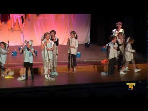 24/02/12 – Gran éxito del Musical en inglés «Annie» en el Auditori de la Mediterrània.
