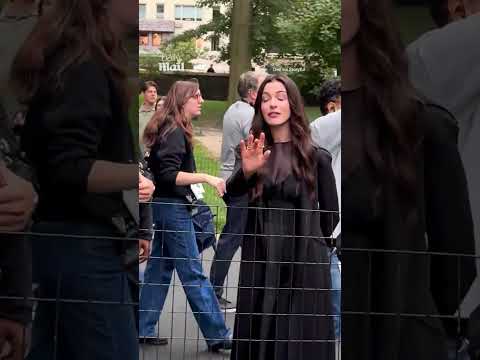 “Does everyone know there are children on set?” Anne Hathaway tells paparazzi