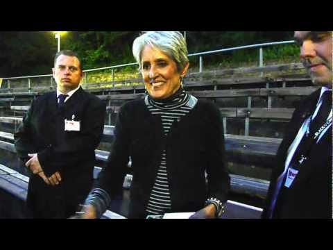 Joan Baez signing autographs on June 10th, 2012 in Stuttgart (Germany) *EXCLUSIVE* [HD]