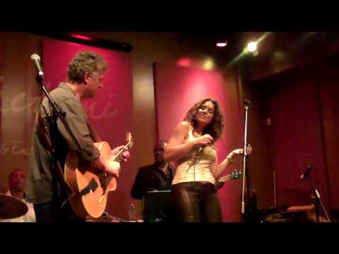 Paul Brown and Fabiana Passoni perform Loving You live at Spagettinis