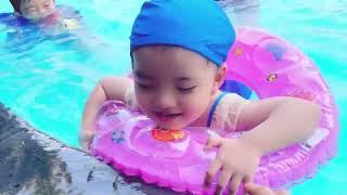 Bé Min lần đầu đi tập bơi ở hồ bơi, không sợ nước chân đạp như vịt tay như ếch #tapboi #boi #boiloi