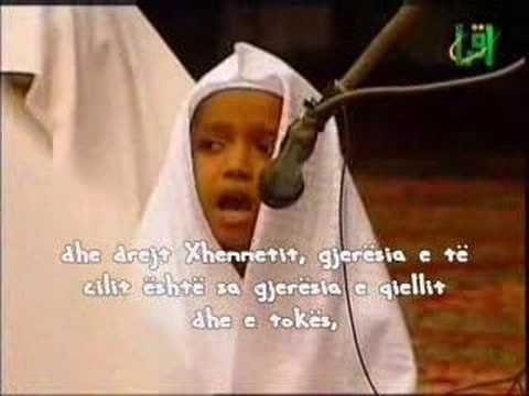 Disa ajete të Sures El Hadid këndohen nga djloshi Atif.