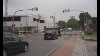 preview picture of video 'Bahnübergang Neuenhofstraße, Duisburg ++ Züge treffen sich auf Bahnübergang'