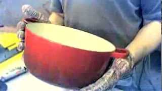 Fabrication cocotte en fonte émaillée Le Creuset
