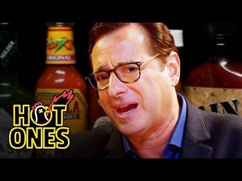 辛い手羽先を食べている間、ボブ・サジェットはしゃっくりをする｜Hot Ones (Bob Saget Hiccups Uncontrollably While Eating Spicy Wings | Hot Ones)