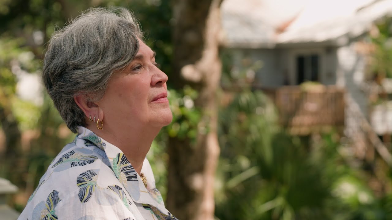 Video preview image: When Shelly Whiteman was originally diagnosed with atrial fibrillation, her local doctor prescribed medication but felt that a cardiac ablation was needed. Two years after the procedure, she still suffered from shortness of breath but her doctor felt he was unable to correct the issue.
After seeing a pulmonologist, it was determined her condition was a result of the unsuccessful ablation which caused a narrowing of the valve between the lower right heart chamber and the lung arteries, known as pulmonary vein stenosis. Ms. Whiteman reached out to ÂÜÀòÉç and was referred to Interventional Cardiologist, Calvin Choi, MD, who ordered testing which revealed she had multivessel coronary artery disease in which at least two or three of the coronary arteries are partially or fully blocked. 
Dr. Choi is an expert in the management and treatment of complex coronary artery and structural heart diseases and today Shelly Whiteman is back to enjoying her active lifestyle with the peace of mind that she was given a second chance.